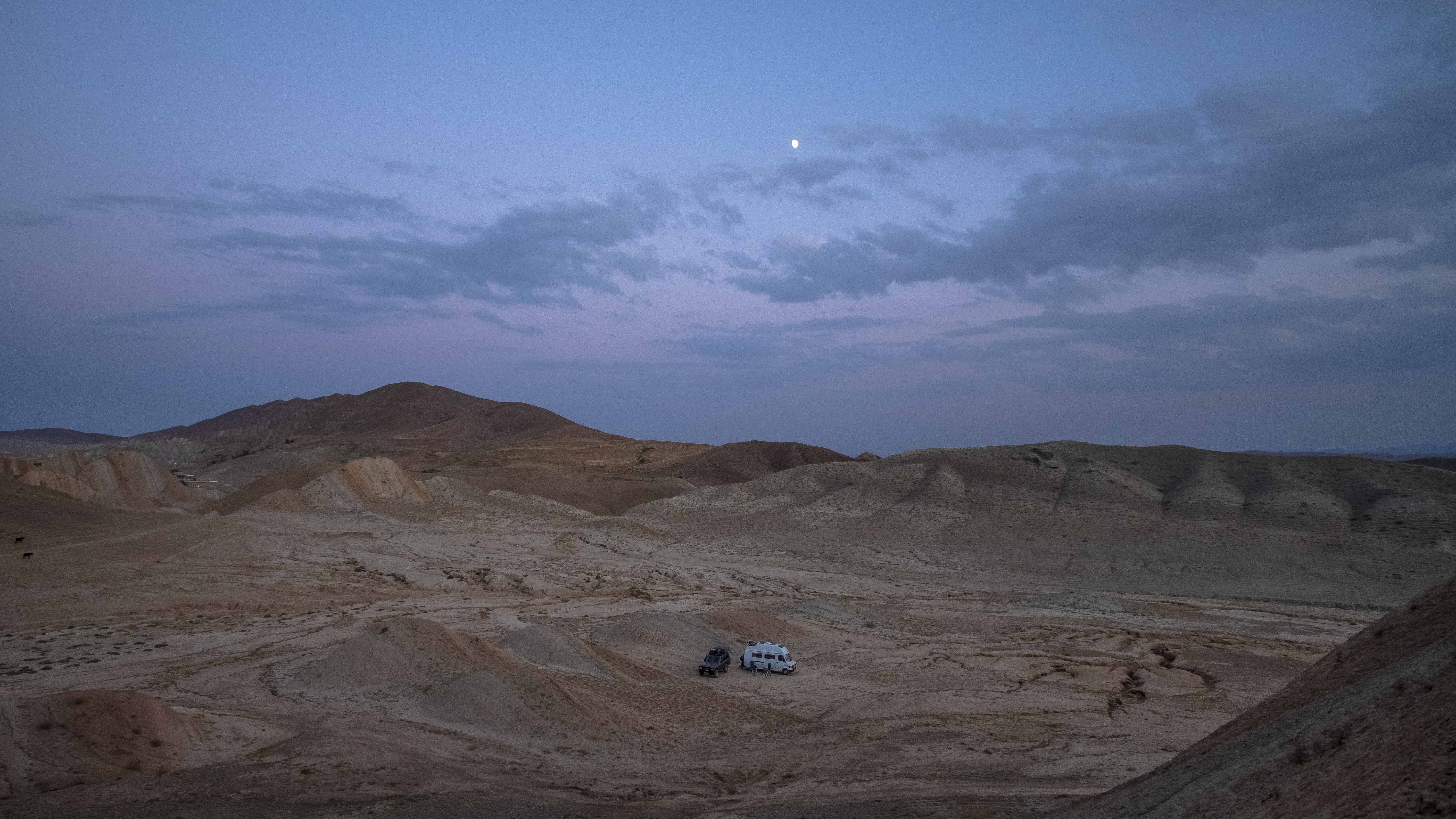 De Turtle in maanverlicht badlands-landschap, Iran